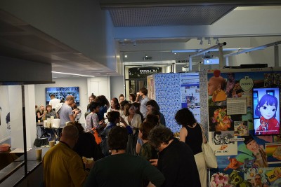Une vingtaine de personnes dans une expo en train de discuter - Agrandir l'image 1 sur 6, fenêtre modale