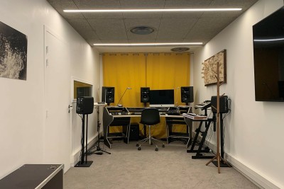 Un studio son avec table de mixage, synthés et enceintes - Agrandir l'image 3 sur 3, fenêtre modale